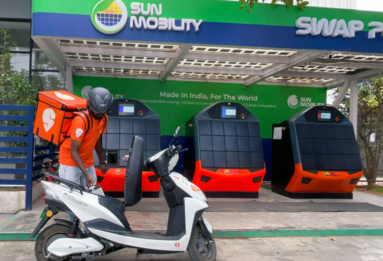Scooter Battery replacement at a “Swap Station” in India. Will it catch on in Europe for cars? 